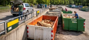 Milieustraat in Wageningen met containers voor grofvuil en recycling.